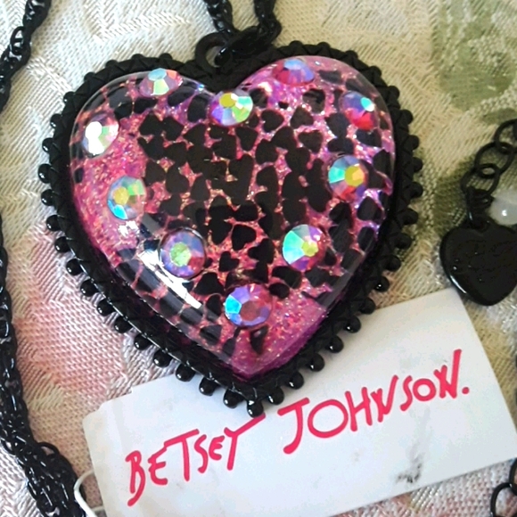 Sold!!! Betsey Johnson Heart Necklace - Picture 3 of 10
